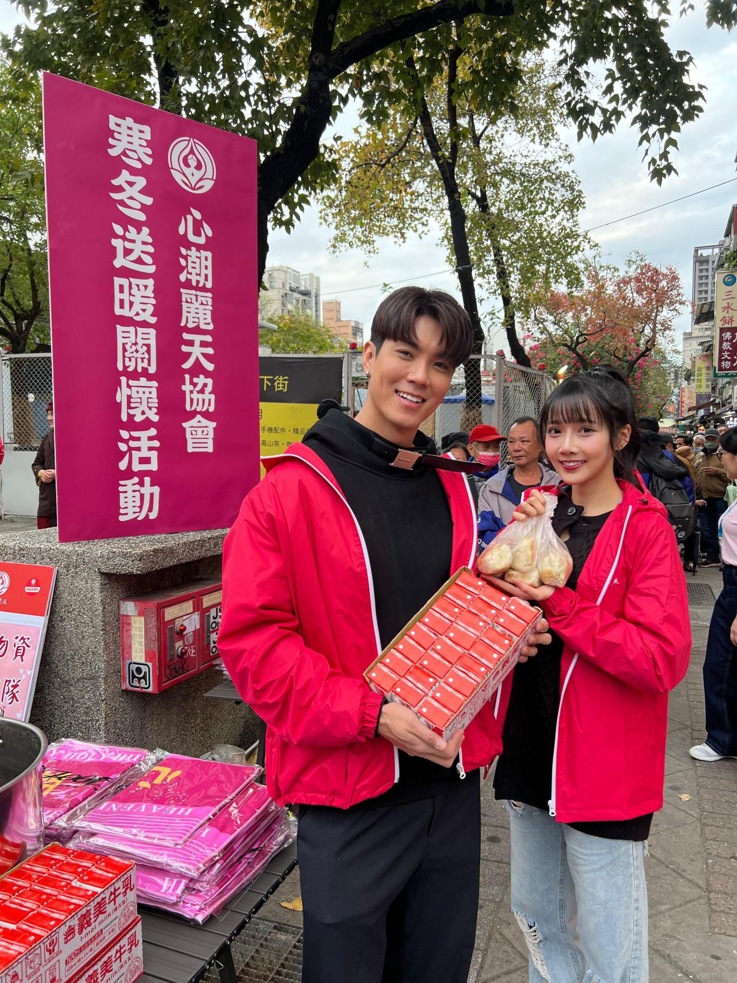 從街頭送暖走進角色人生，啦啦隊女神衣宸（右）與藝人兆群（左）在公益行動中親身感受街友處境，將真實人生經驗化為持續關懷弱勢的行動力量。 （圖／心潮麗天協會提供）